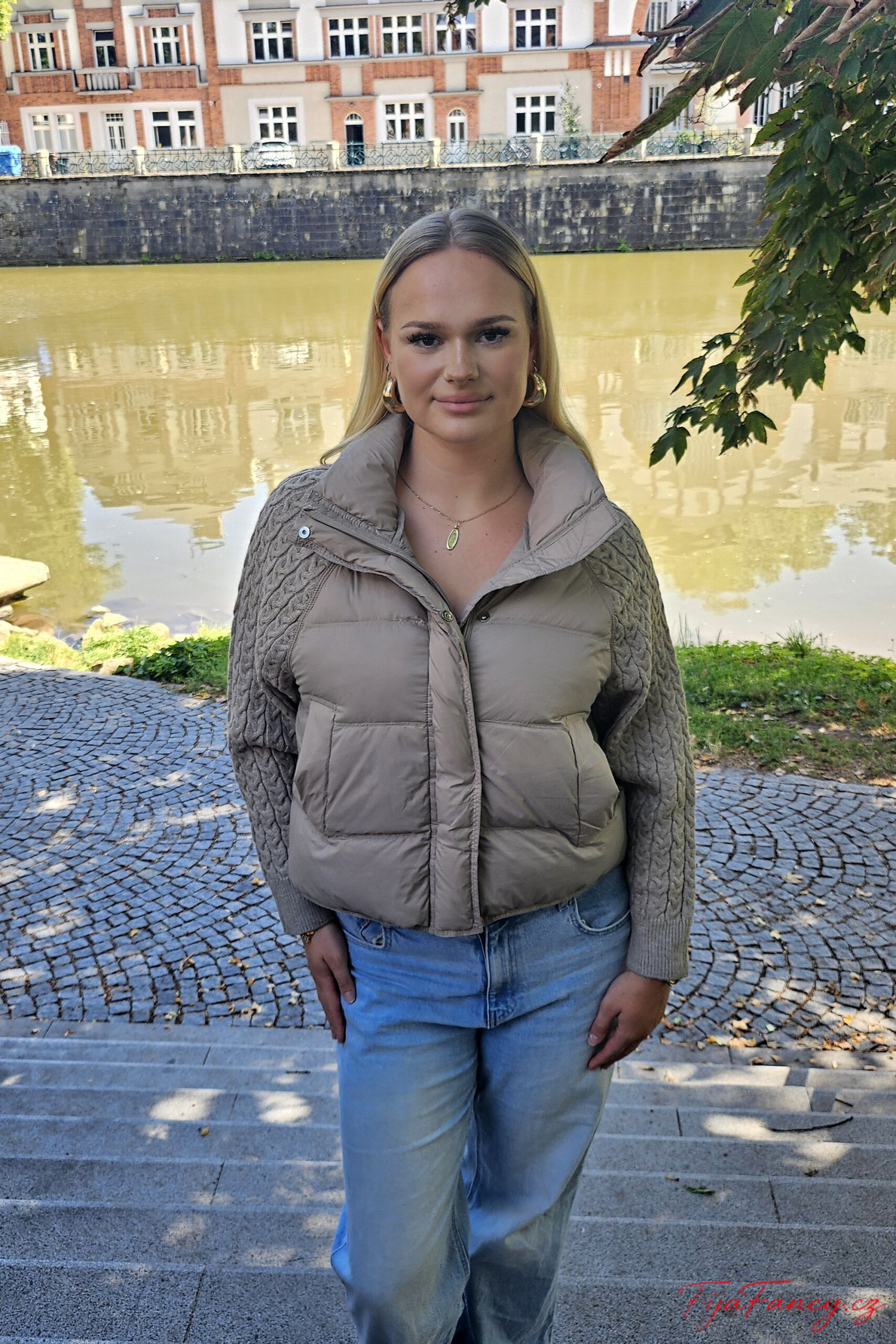 FijaFancy.cz – dámská móda, oblečení, kabelky a módní doplňky Béžová bunda s pletenými rukávy – přední pohled na modelce